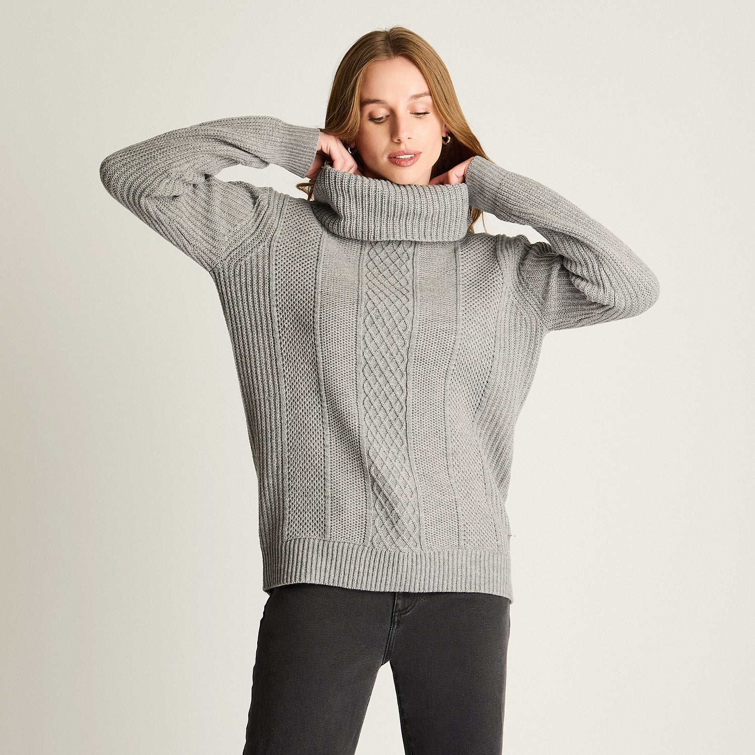 Sweater Cuello Bote Con Trenzado Gris